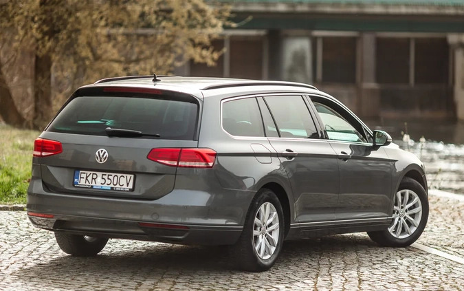 Volkswagen Passat cena 53000 przebieg: 239000, rok produkcji 2016 z Sieniawa małe 704